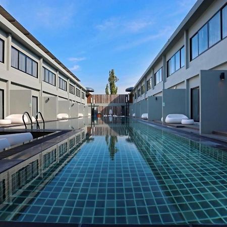 S Ratchada Leisure Hotel - Sha Plus 曼谷 外观 照片 The swimming pool at the hotel