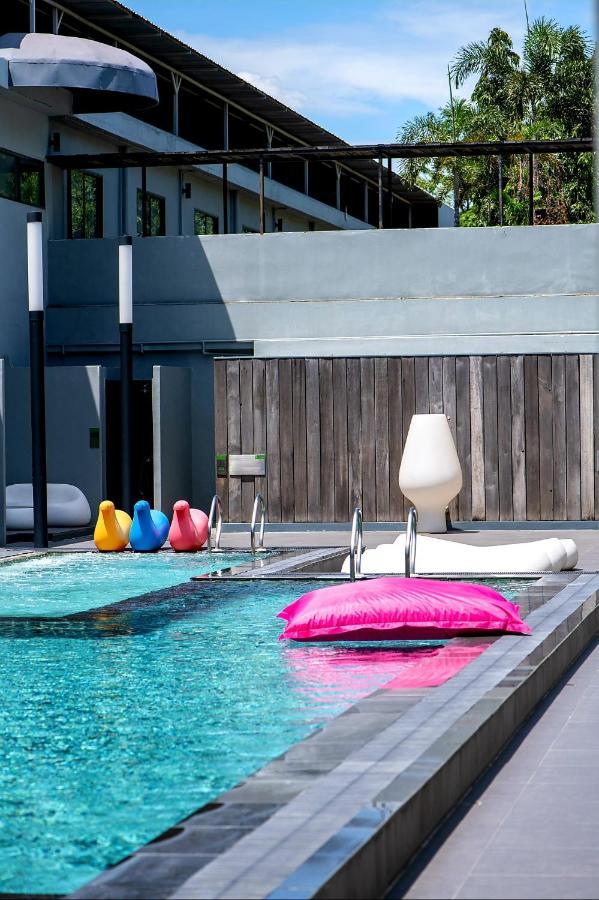 S Ratchada Leisure Hotel - Sha Plus 曼谷 外观 照片 The pool at the hotel