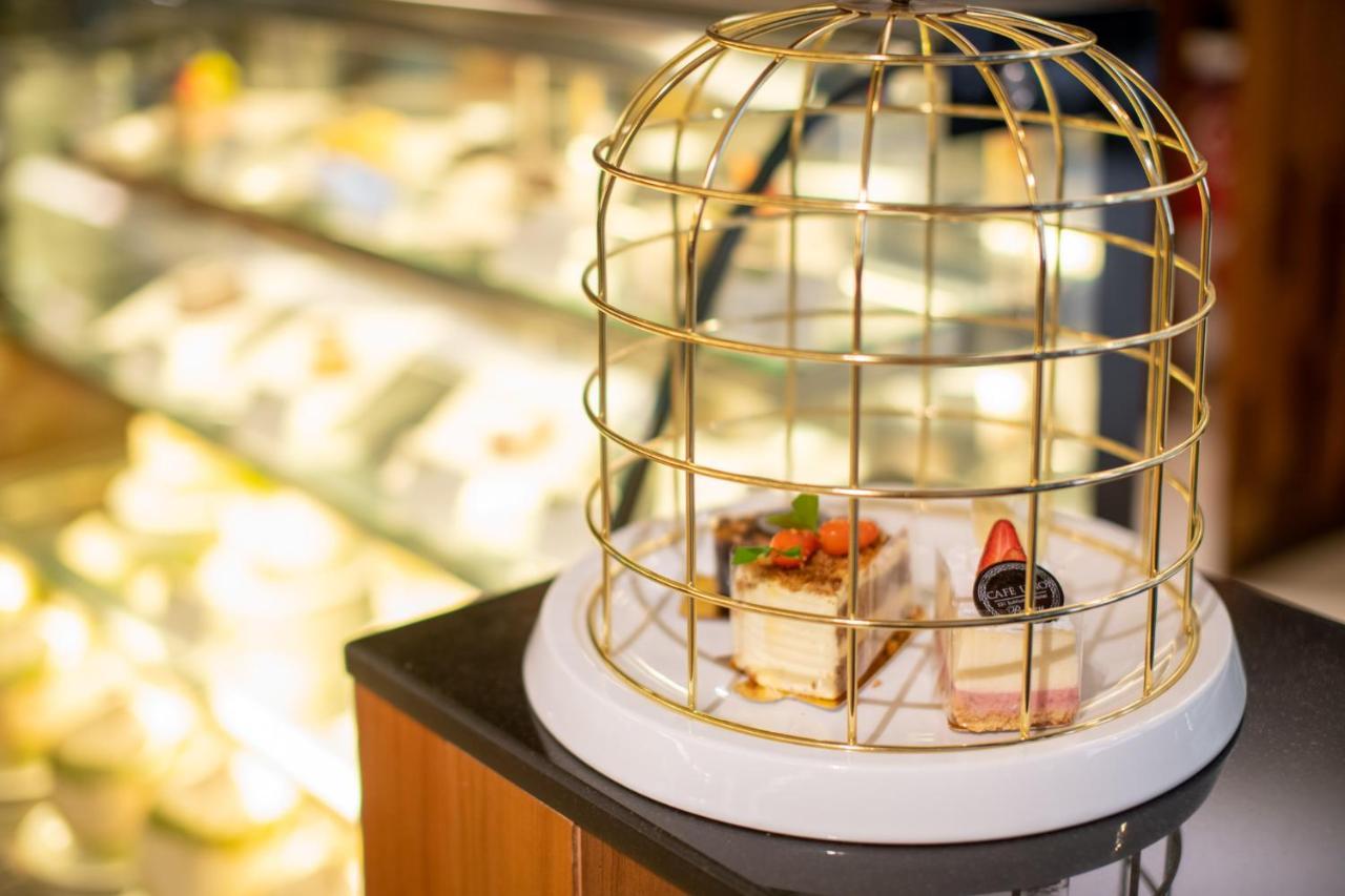 S Ratchada Leisure Hotel - Sha Plus 曼谷 外观 照片 A birdcage cake stand