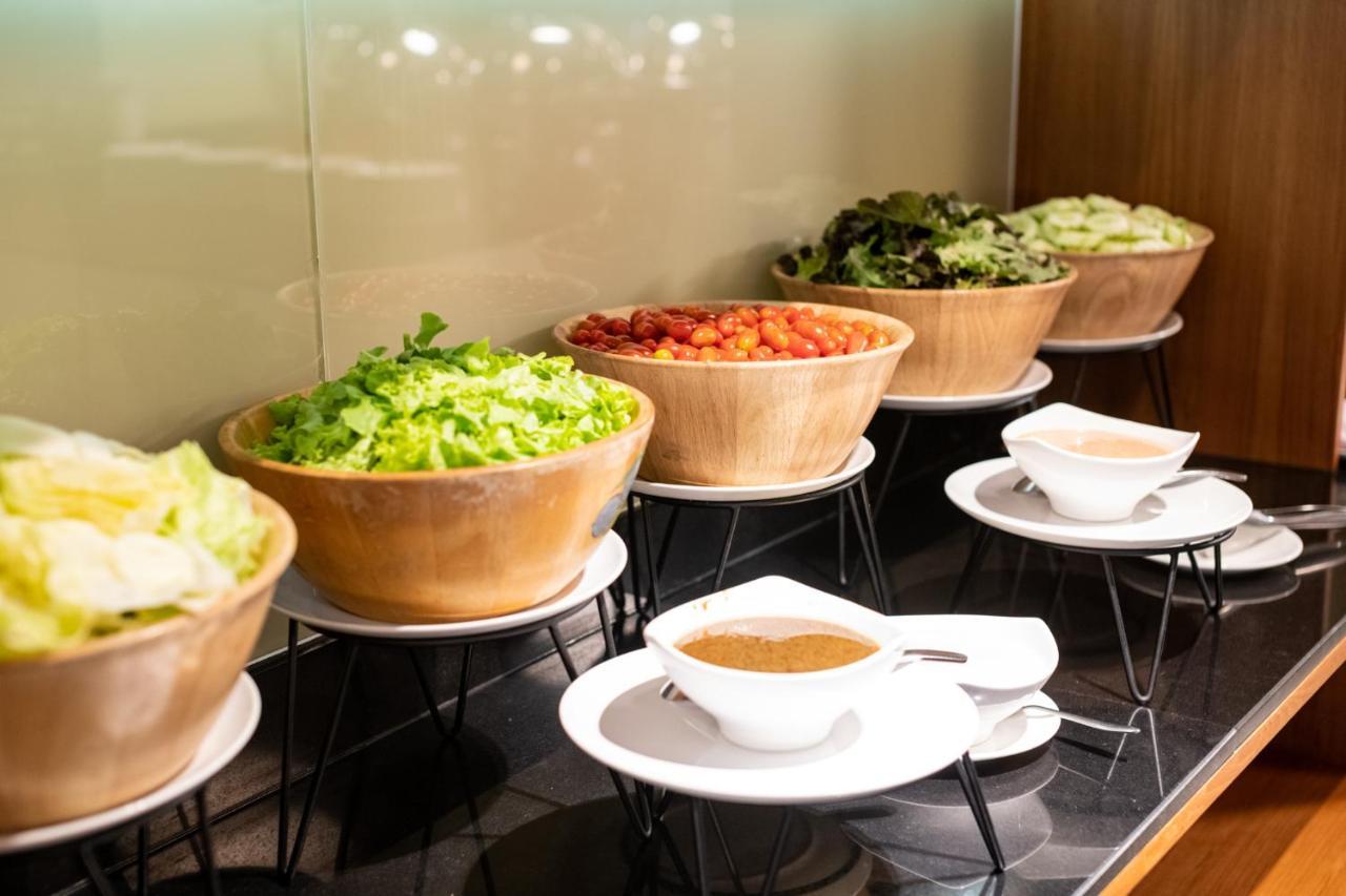 S Ratchada Leisure Hotel - Sha Plus 曼谷 外观 照片 A salad bar