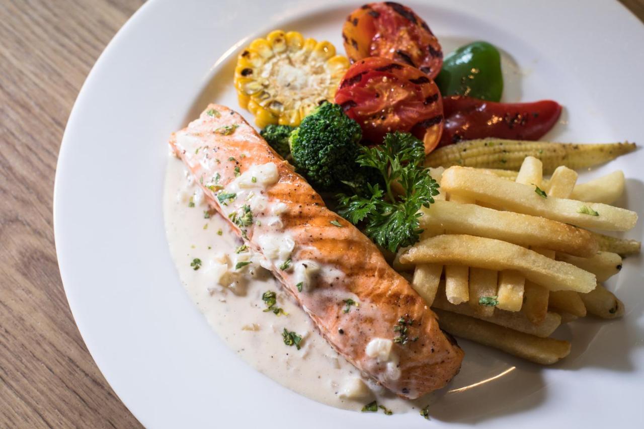 S Ratchada Leisure Hotel - Sha Plus 曼谷 外观 照片 Salmon steak
