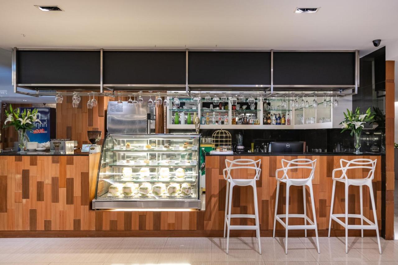 S Ratchada Leisure Hotel - Sha Plus 曼谷 外观 照片 A bar in a hotel