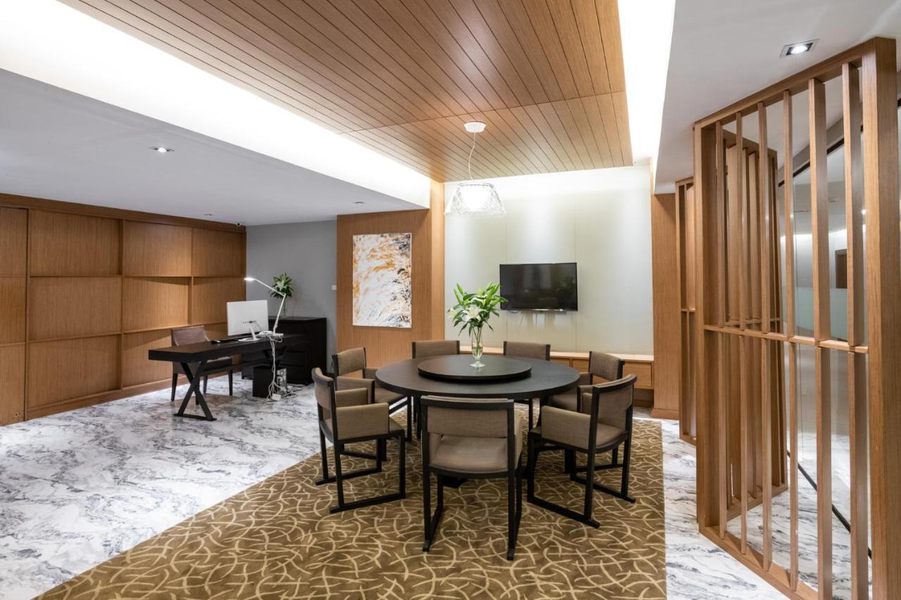 S Ratchada Leisure Hotel - Sha Plus 曼谷 外观 照片 The interior of the Hong Kong Club