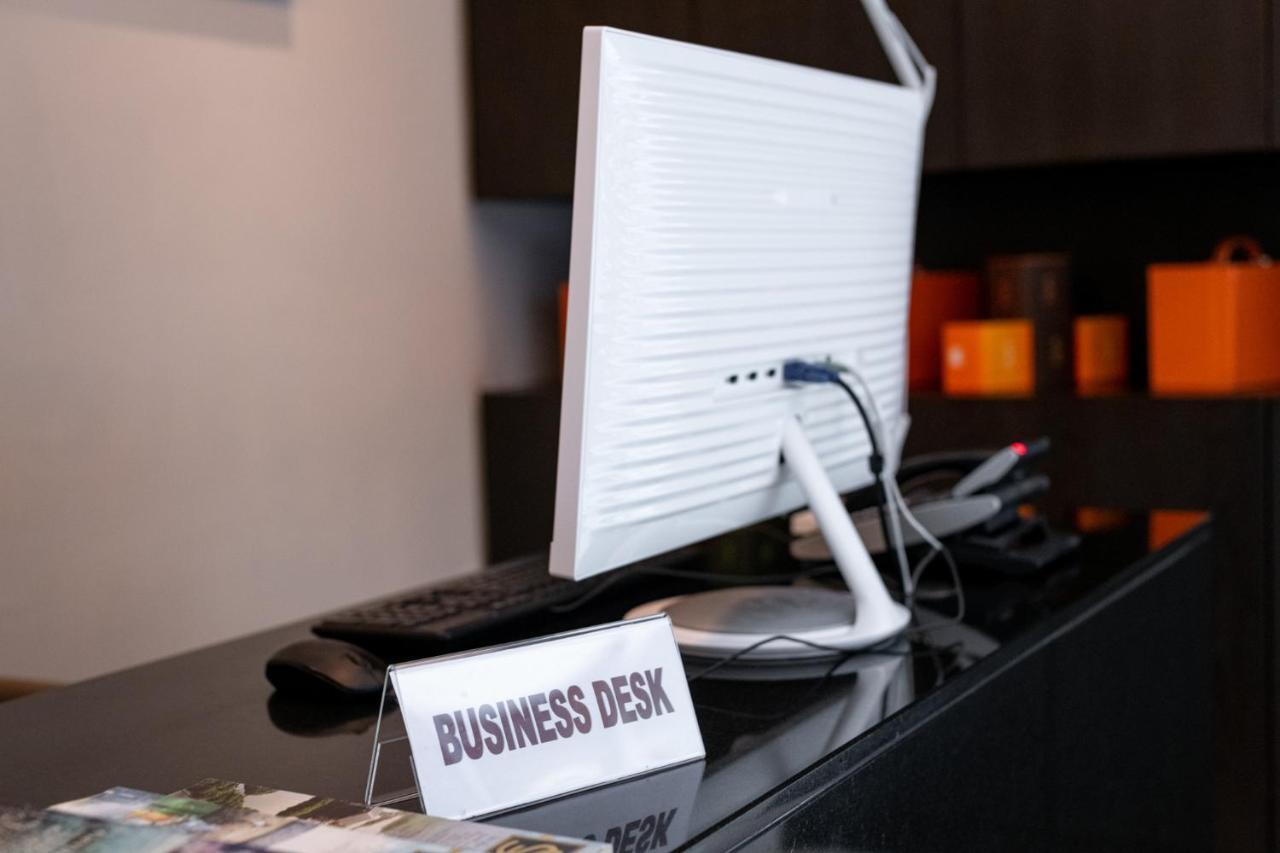 S Ratchada Leisure Hotel - Sha Plus 曼谷 外观 照片 A business desk at a hotel