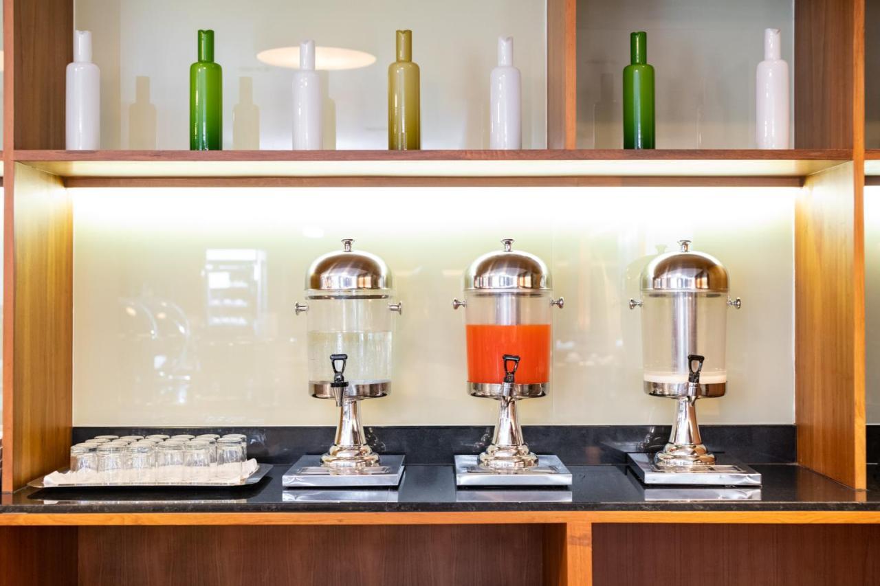 S Ratchada Leisure Hotel - Sha Plus 曼谷 外观 照片 Juice dispensers